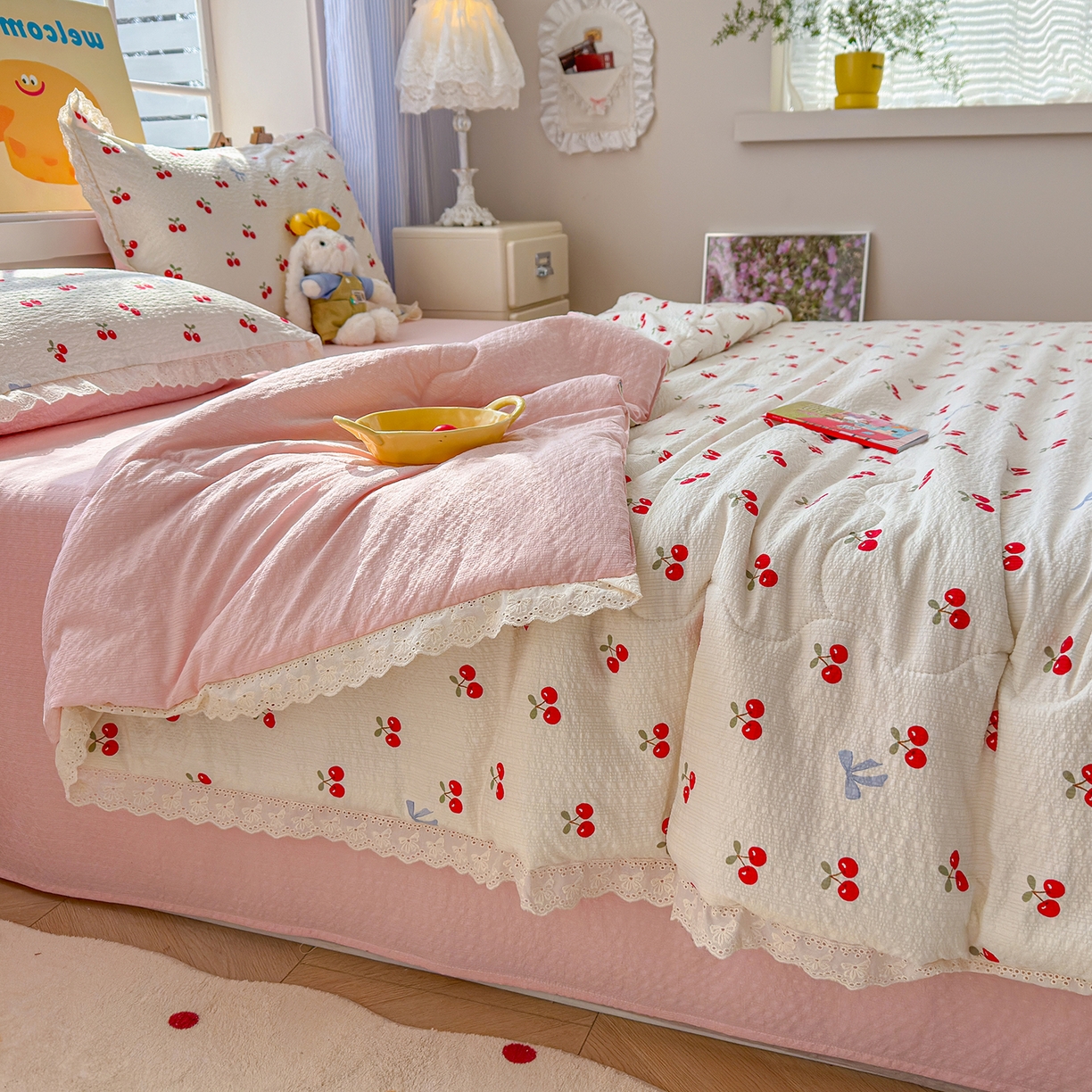 91家纺网 家纺一手货源 找家纺 弗苓家纺 2026新款高克重泡芙棉花边款夏被夏凉被空调被四件套小红书推荐-风格一 樱桃笔记