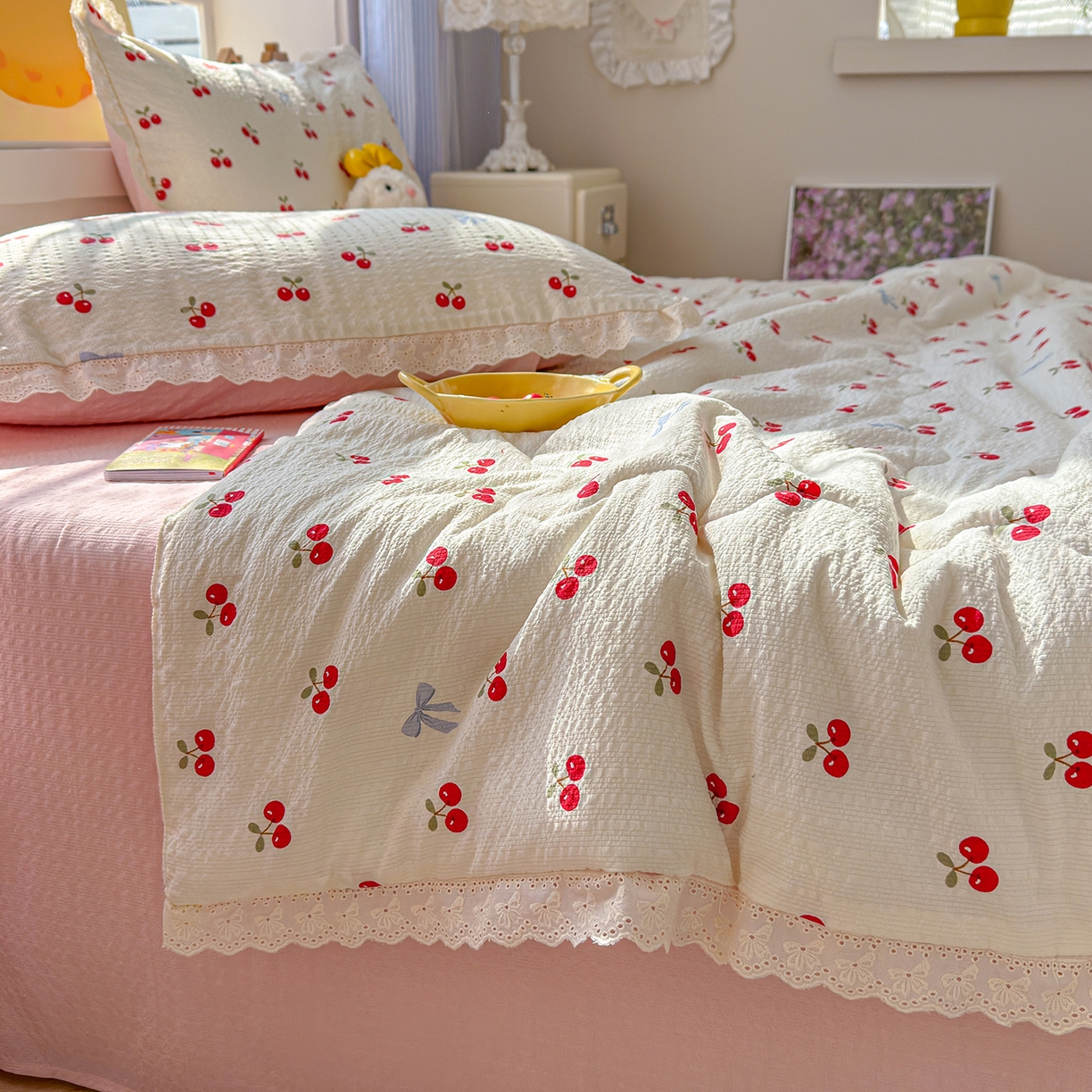 91家纺网 家纺一手货源 找家纺 弗苓家纺 2026新款高克重泡芙棉花边款夏被夏凉被空调被四件套小红书推荐-风格一 樱桃笔记