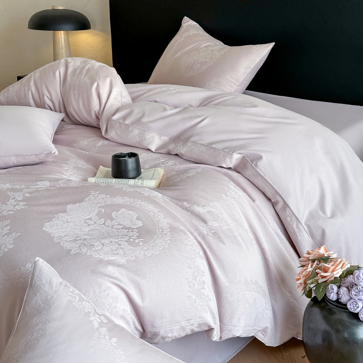 91家纺网 家纺一手货源 找家纺 优悦生活馆 2026新款60s全棉提花四件套 法式浪漫-幻影紫