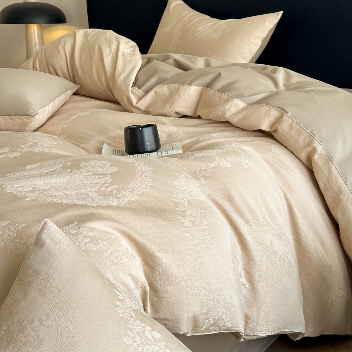 91家纺网 家纺一手货源 找家纺 优悦生活馆 2026新款60s全棉提花四件套 法式浪漫-米杏