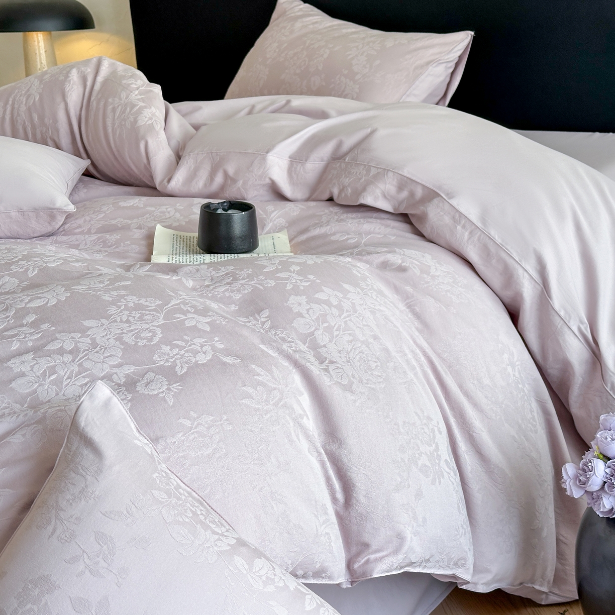 91家纺网 家纺一手货源 找家纺 优悦生活馆 2026新款60s全棉提花四件套 花香韵美-淡雅紫