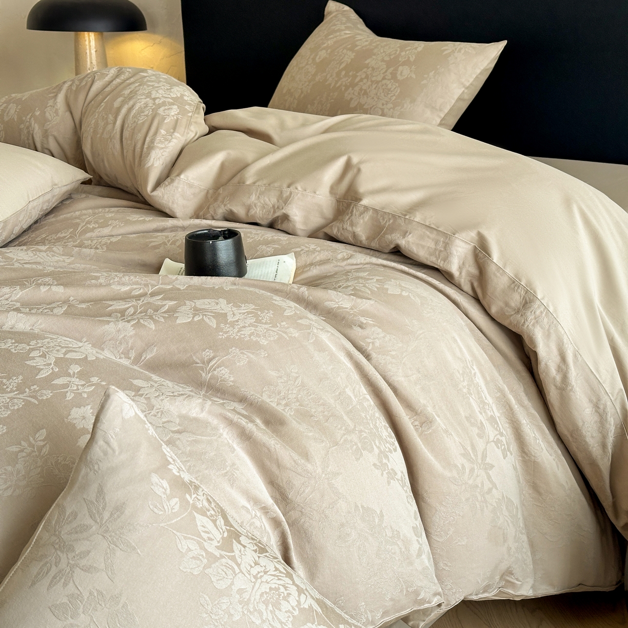 91家纺网 家纺一手货源 找家纺 优悦生活馆 2026新款60s全棉提花四件套 花香韵美-金属灰