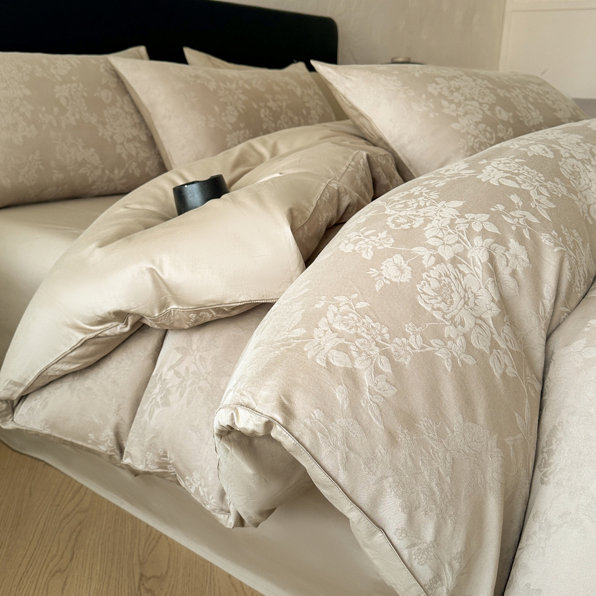 91家纺网 家纺一手货源 找家纺 优悦生活馆 2026新款60s全棉提花四件套 花香韵美-金属灰