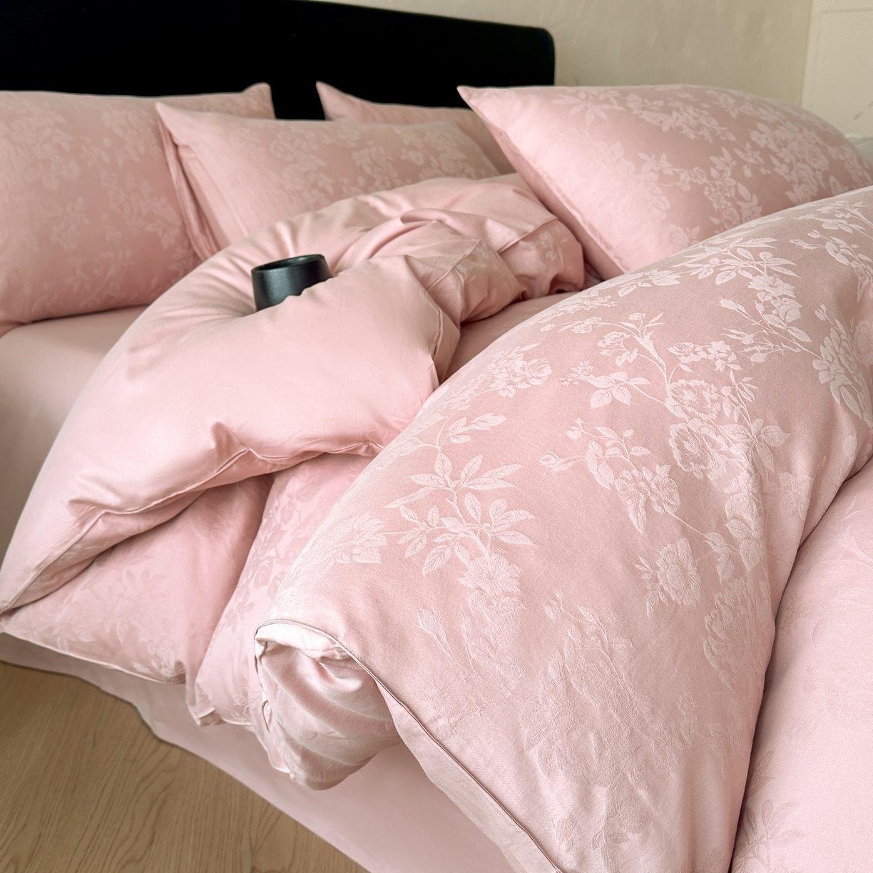 91家纺网 家纺一手货源 找家纺 优悦生活馆 2026新款60s全棉提花四件套 花香韵美-浓粉