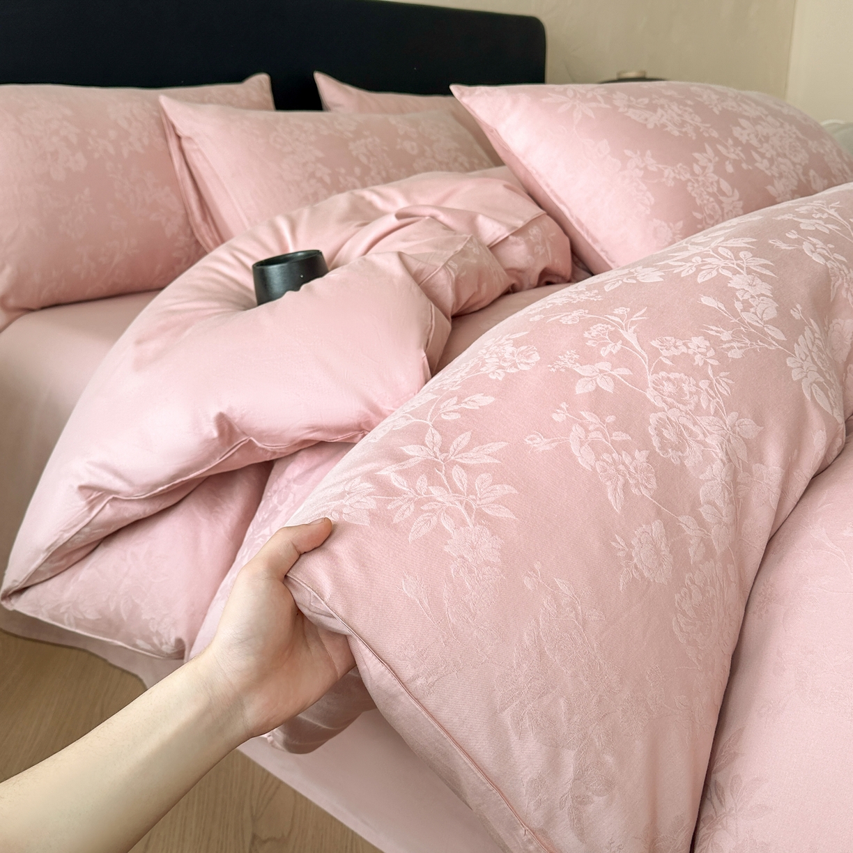 91家纺网 家纺一手货源 找家纺 优悦生活馆 2026新款60s全棉提花四件套 花香韵美-浓粉