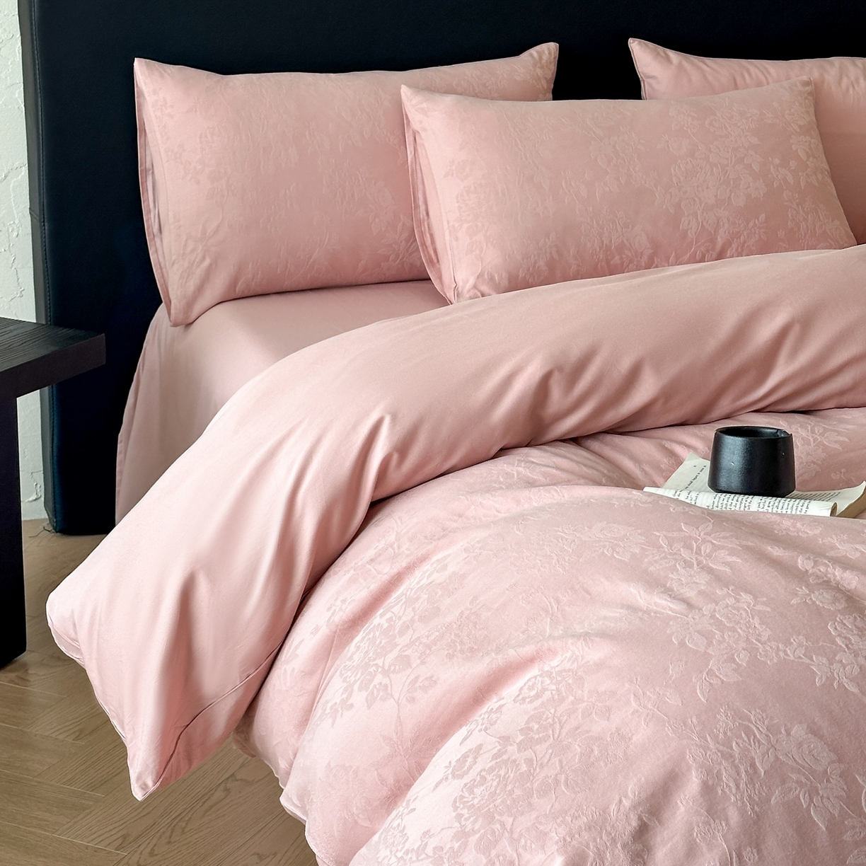 91家纺网 家纺一手货源 找家纺 优悦生活馆 2026新款60s全棉提花四件套 花香韵美-浓粉