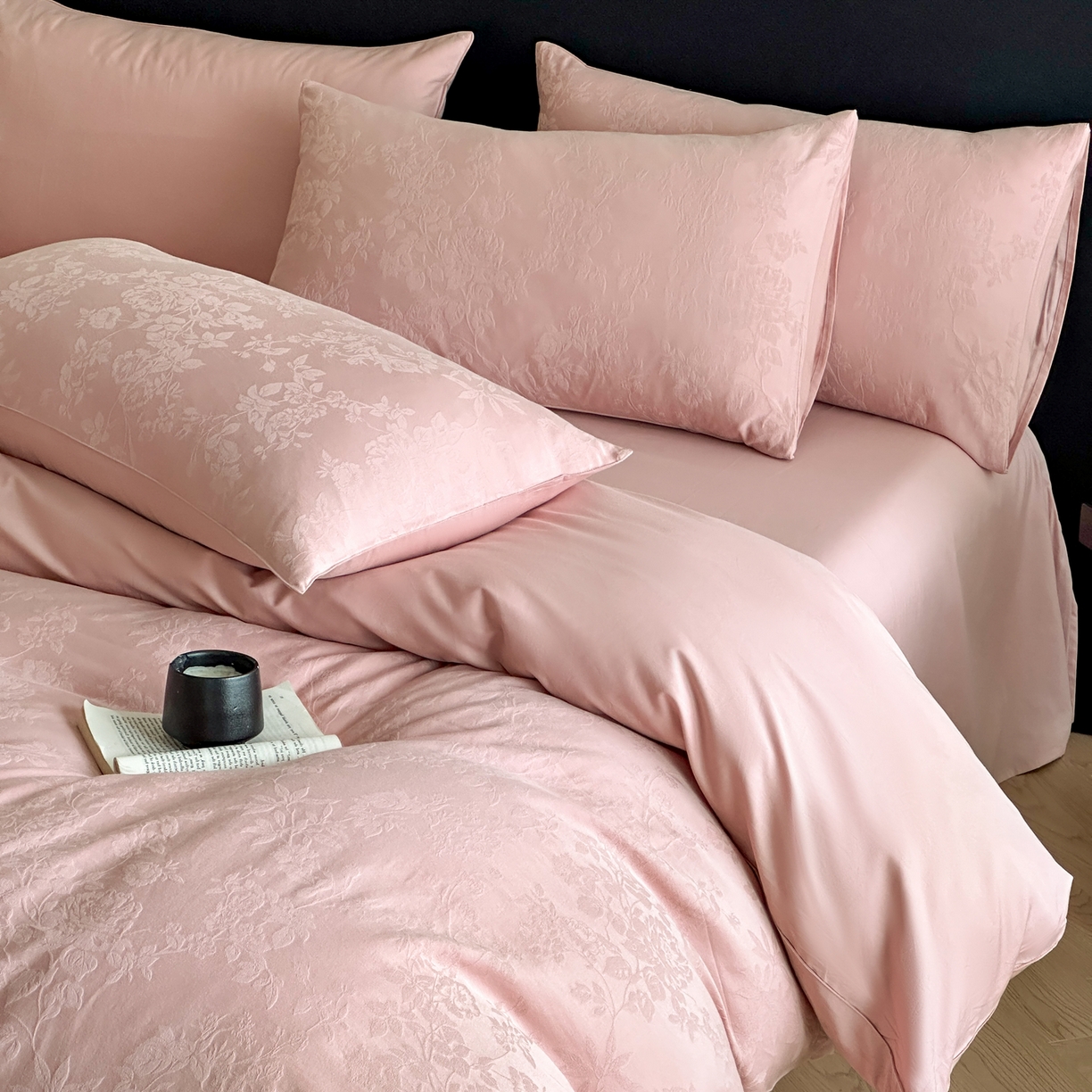 91家纺网 家纺一手货源 找家纺 优悦生活馆 2026新款60s全棉提花四件套 花香韵美-浓粉