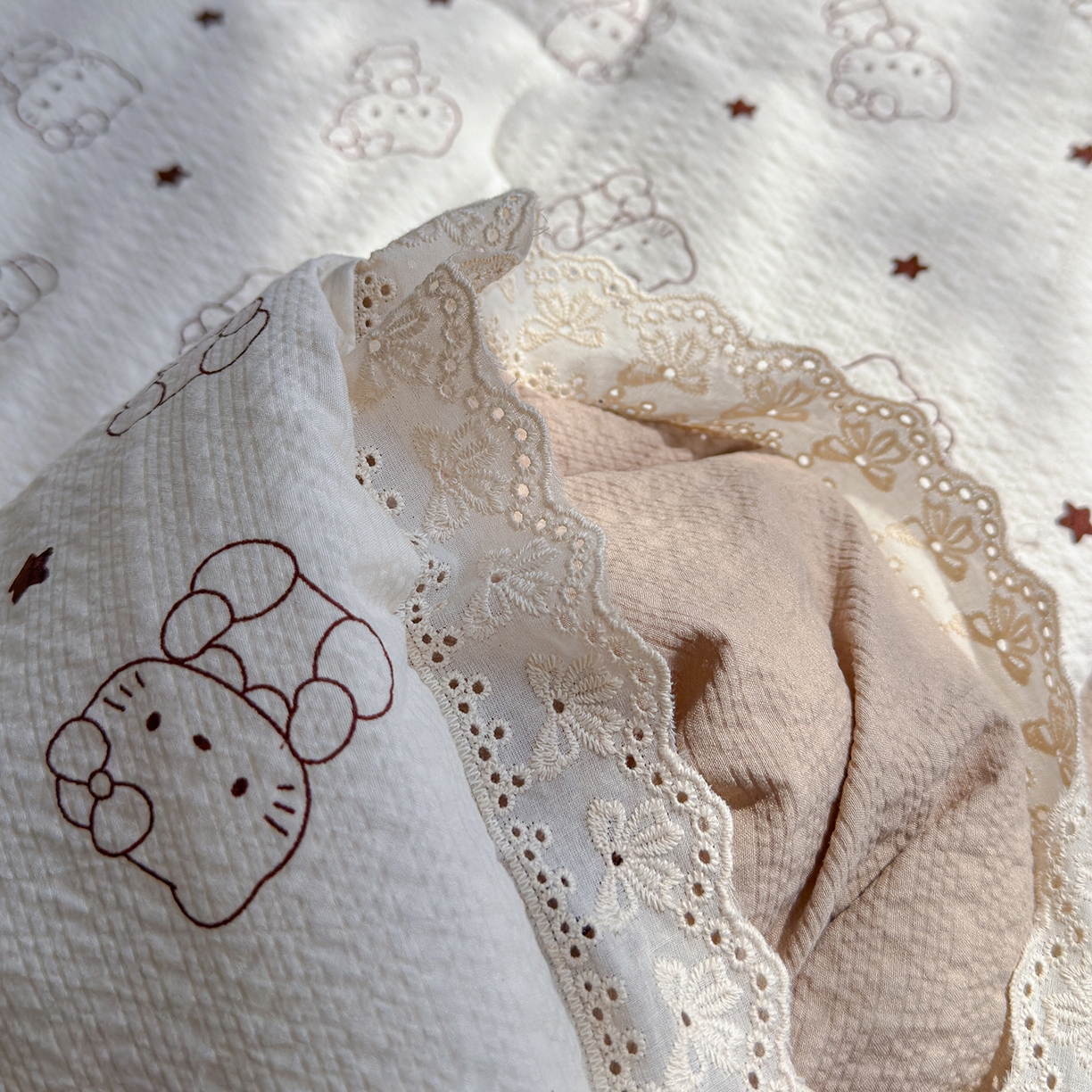 91家纺网 家纺一手货源 找家纺 弗苓家纺 2026新款高克重泡芙棉花边款夏被夏凉被空调被四件套小红书推荐-风格一 描线小猫-咖