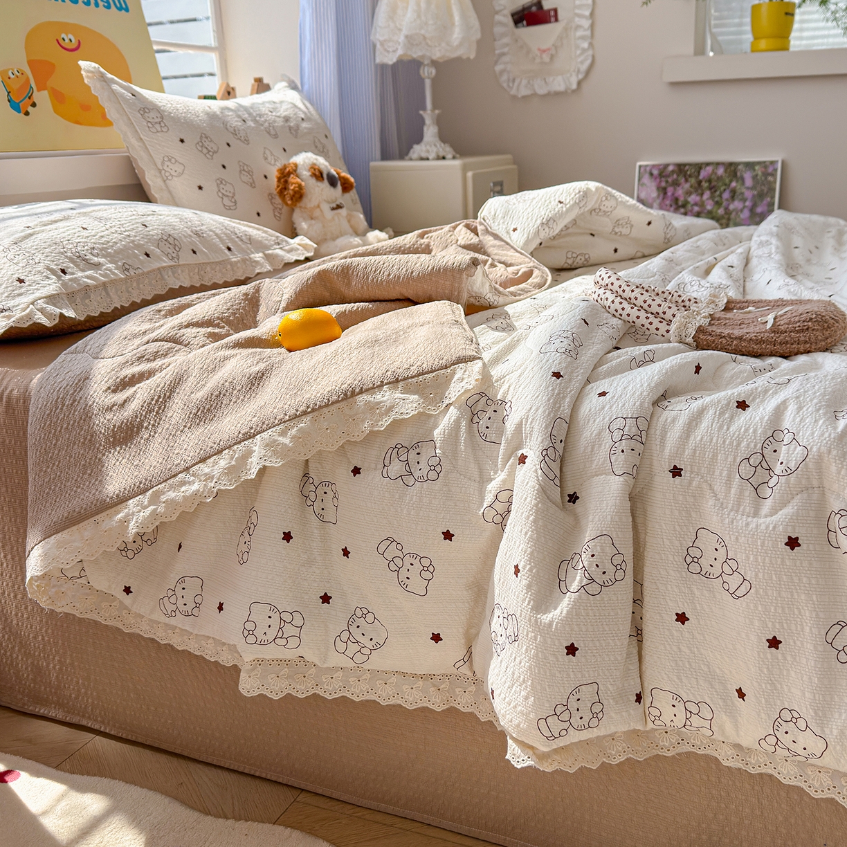 91家纺网 家纺一手货源 找家纺 弗苓家纺 2026新款高克重泡芙棉花边款夏被夏凉被空调被四件套小红书推荐-风格一 描线小猫-咖