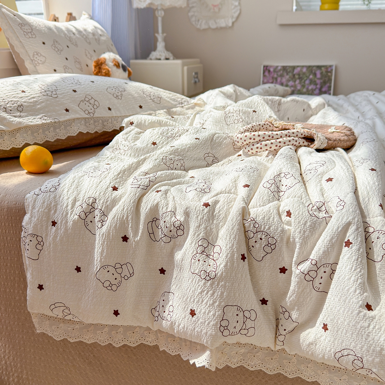 91家纺网 家纺一手货源 找家纺 弗苓家纺 2026新款高克重泡芙棉花边款夏被夏凉被空调被四件套小红书推荐-风格一 描线小猫-咖