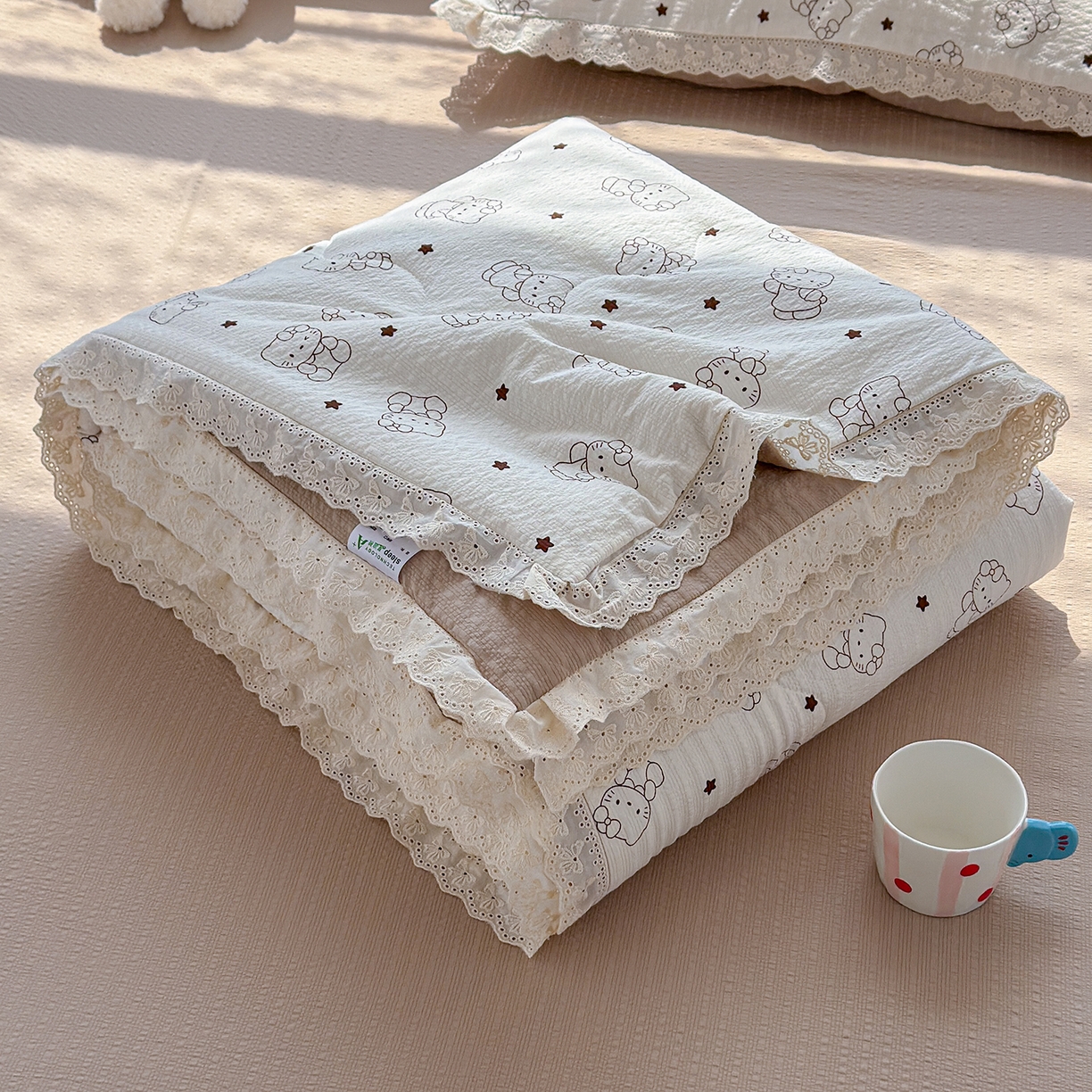 91家纺网 家纺一手货源 找家纺 弗苓家纺 2026新款高克重泡芙棉花边款夏被夏凉被空调被四件套小红书推荐-风格一 描线小猫-咖