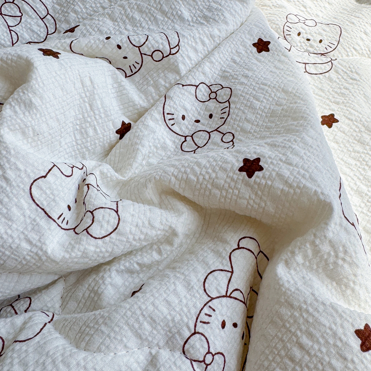 91家纺网 家纺一手货源 找家纺 弗苓家纺 2026新款高克重泡芙棉花边款夏被夏凉被空调被四件套小红书推荐-风格一 描线小猫-咖