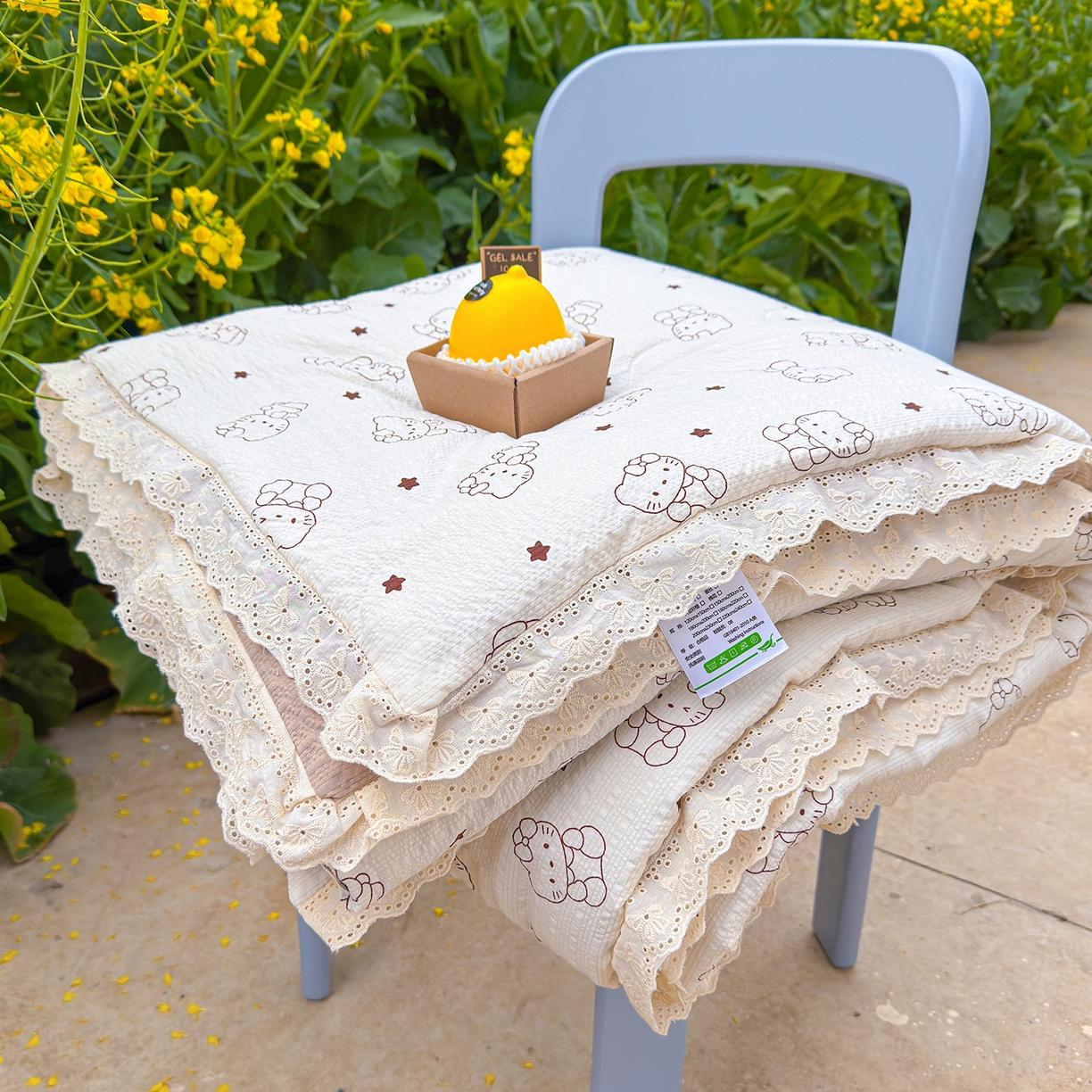 91家纺网 家纺一手货源 找家纺 弗苓家纺 2026新款高克重泡芙棉花边款夏被夏凉被空调被四件套小红书推荐-风格一 描线小猫-咖