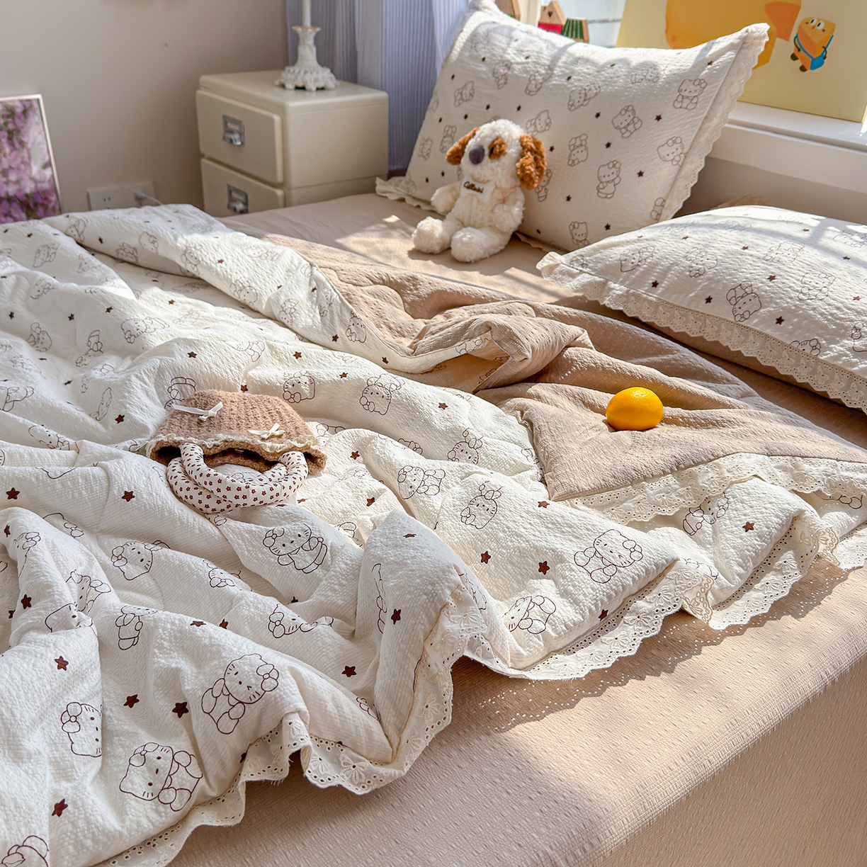 91家纺网 家纺一手货源 找家纺 弗苓家纺 2026新款高克重泡芙棉花边款夏被夏凉被空调被四件套小红书推荐-风格一 描线小猫-咖