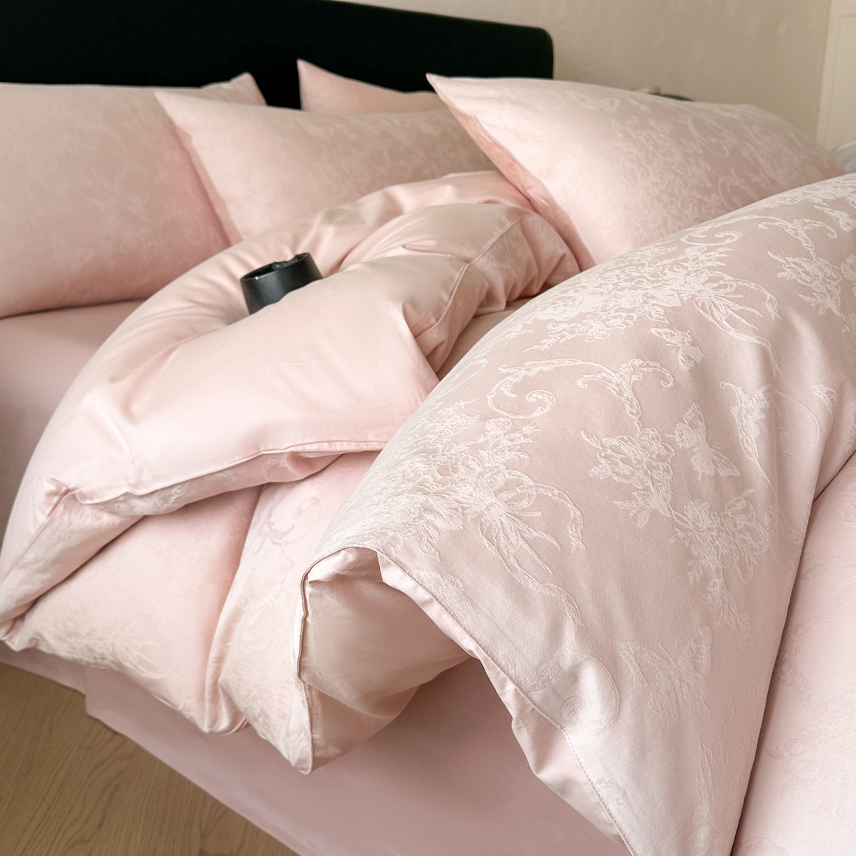 91家纺网 家纺一手货源 找家纺 优悦生活馆 2026新款60s全棉提花四件套 花漾梦境-唯美粉