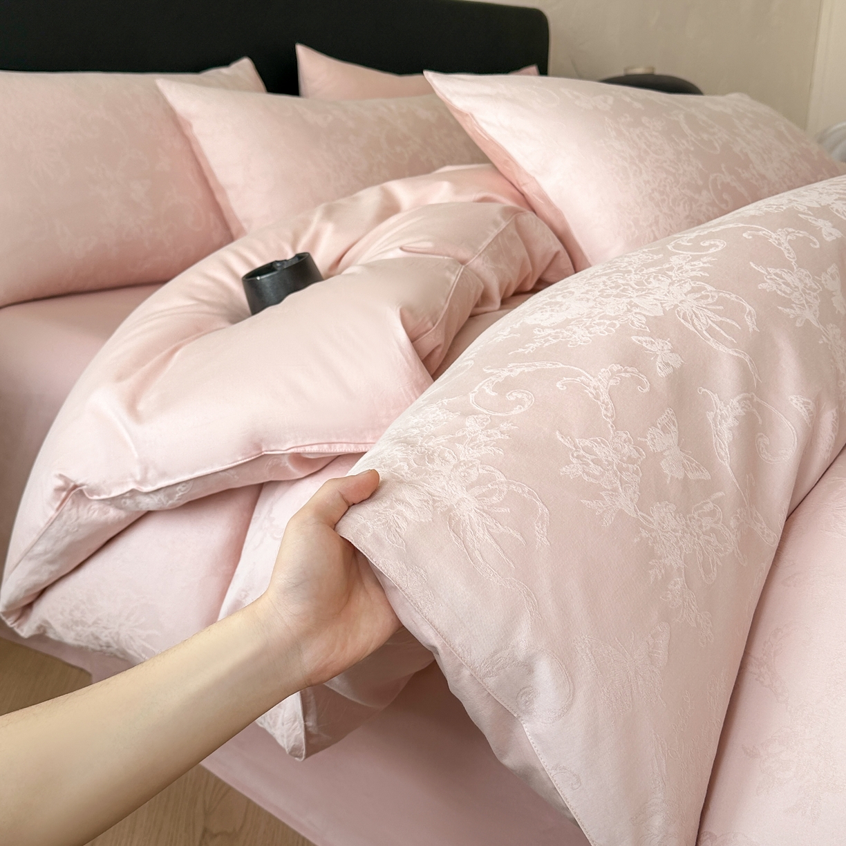 91家纺网 家纺一手货源 找家纺 优悦生活馆 2026新款60s全棉提花四件套 花漾梦境-唯美粉