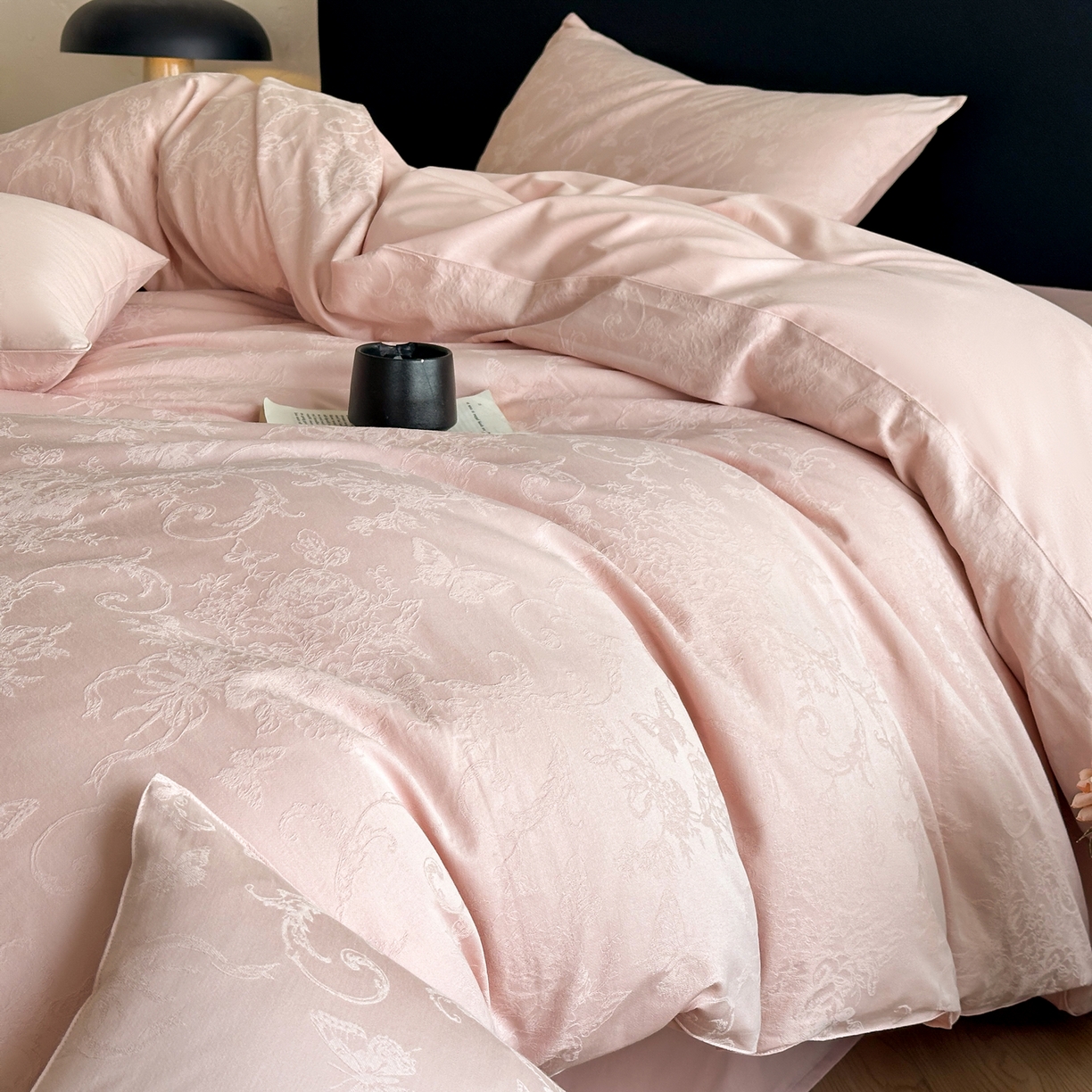 91家纺网 家纺一手货源 找家纺 优悦生活馆 2026新款60s全棉提花四件套 花漾梦境-唯美粉