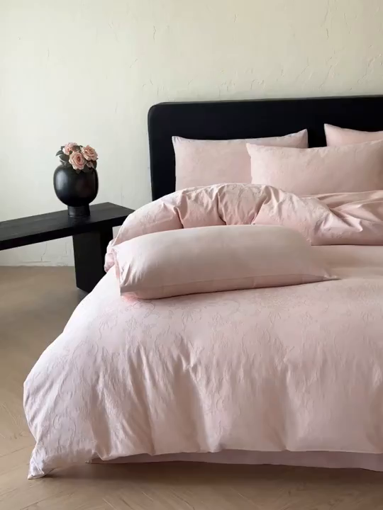 91家纺网 家纺一手货源 找家纺 优悦生活馆 2026新款60s全棉提花四件套 花漾梦境-唯美粉