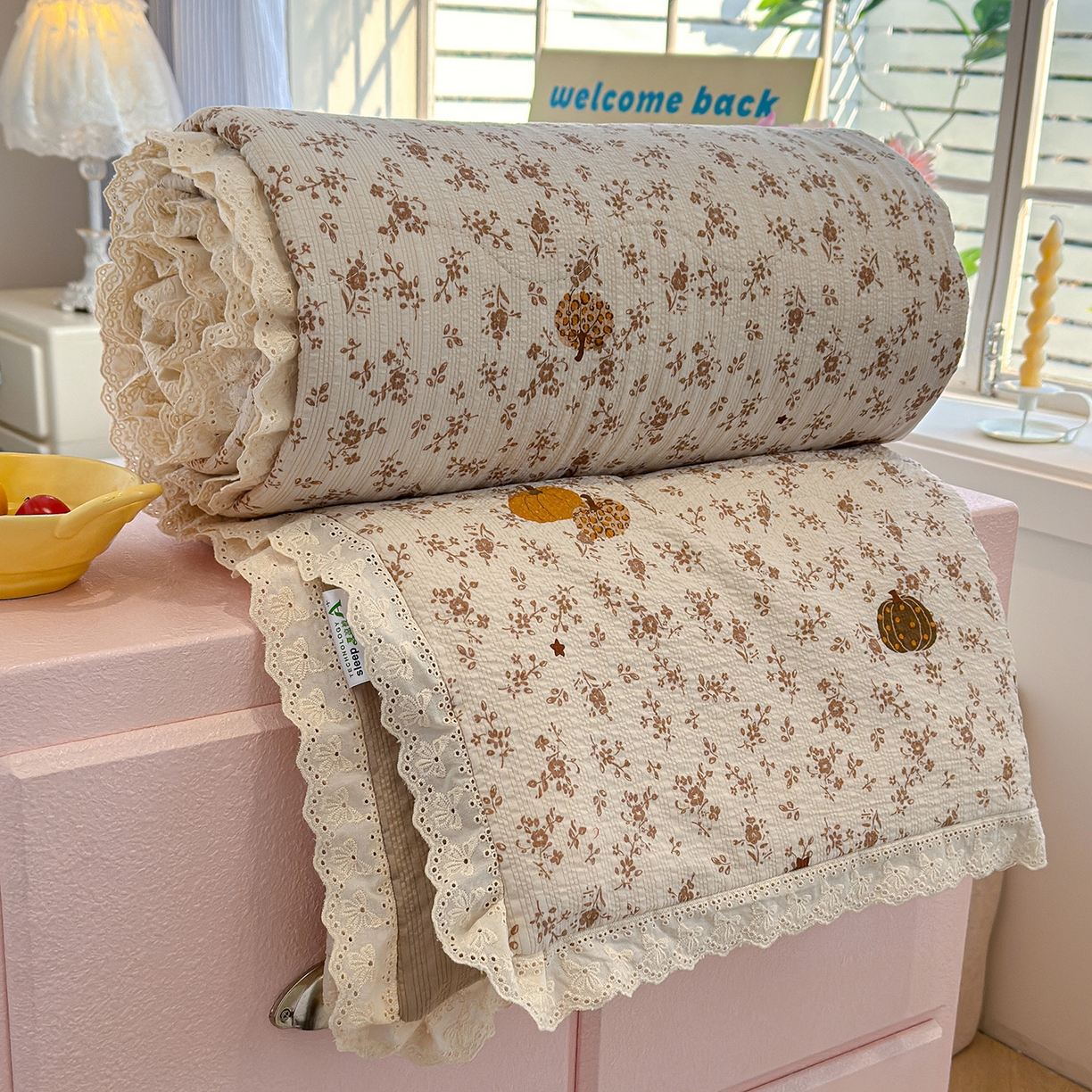 91家纺网 家纺一手货源 找家纺 弗苓家纺 2026新款高克重泡芙棉花边款夏被夏凉被空调被四件套小红书推荐-风格一 秋末南瓜星