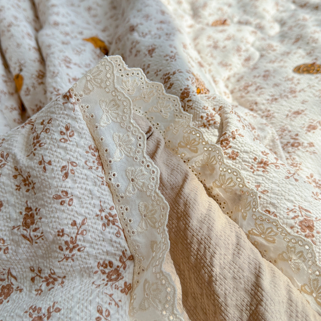 91家纺网 家纺一手货源 找家纺 弗苓家纺 2026新款高克重泡芙棉花边款夏被夏凉被空调被四件套小红书推荐-风格一 秋末南瓜星