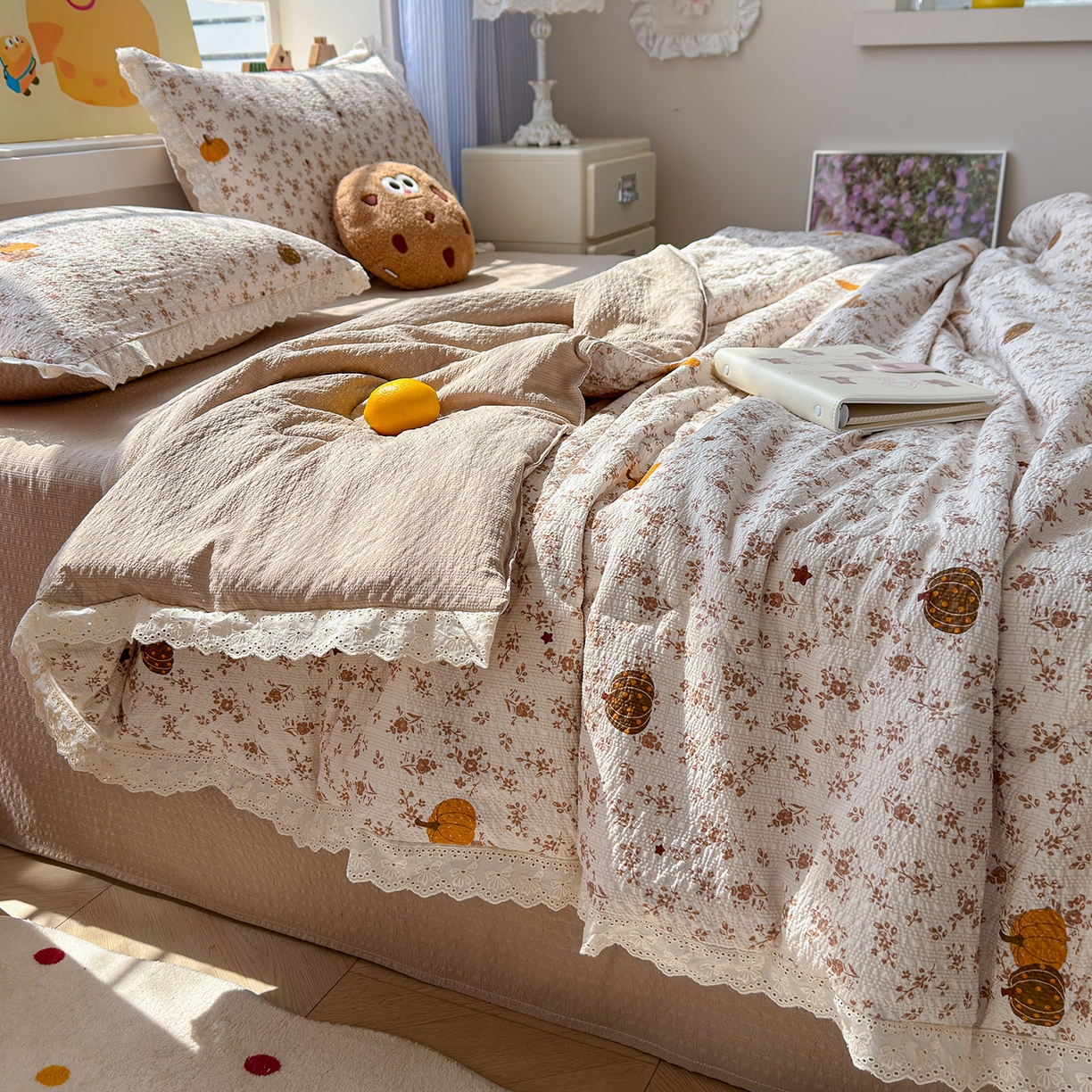 91家纺网 家纺一手货源 找家纺 弗苓家纺 2026新款高克重泡芙棉花边款夏被夏凉被空调被四件套小红书推荐-风格一 秋末南瓜星