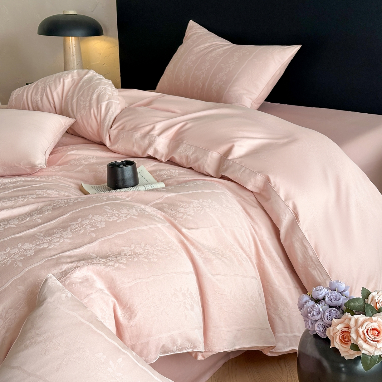 91家纺网 家纺一手货源 找家纺 优悦生活馆 2026新款60s全棉提花四件套 浪漫情缘-唯美粉