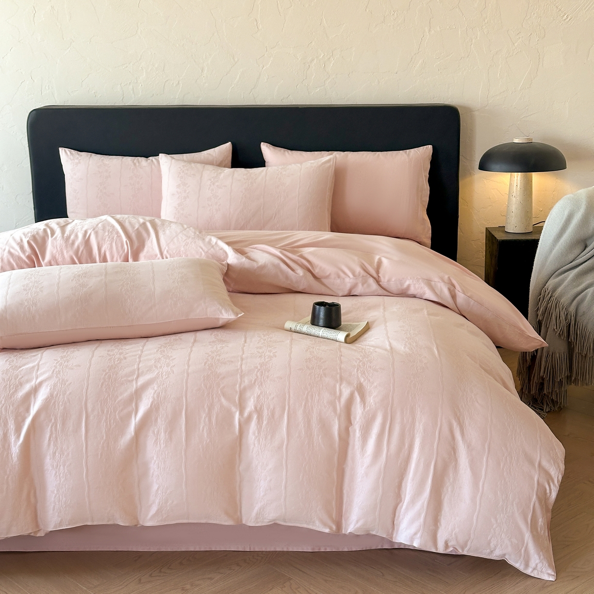 91家纺网 家纺一手货源 找家纺 优悦生活馆 2026新款60s全棉提花四件套 浪漫情缘-唯美粉