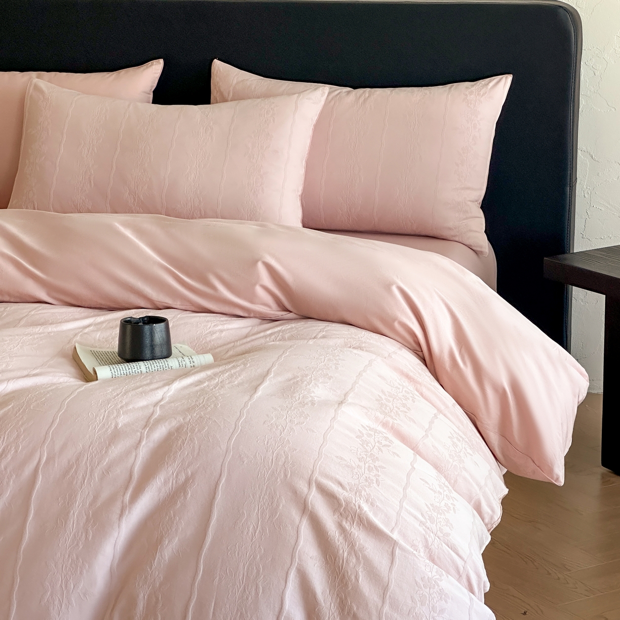 91家纺网 家纺一手货源 找家纺 优悦生活馆 2026新款60s全棉提花四件套 浪漫情缘-唯美粉