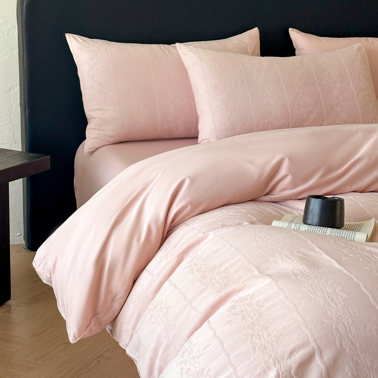 91家纺网 家纺一手货源 找家纺 优悦生活馆 2026新款60s全棉提花四件套 浪漫情缘-唯美粉