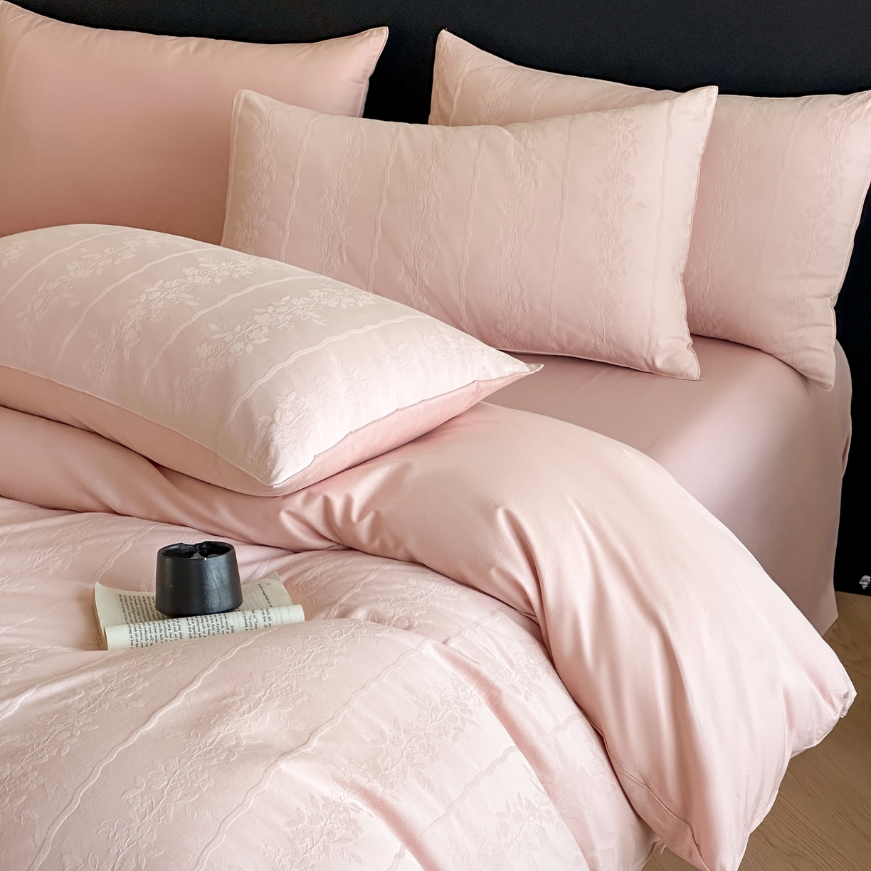 91家纺网 家纺一手货源 找家纺 优悦生活馆 2026新款60s全棉提花四件套 浪漫情缘-唯美粉