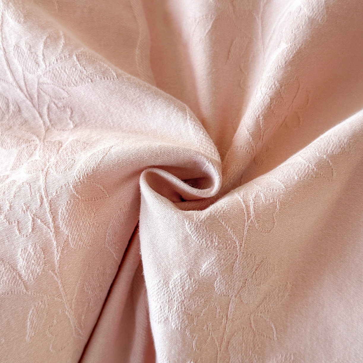 91家纺网 家纺一手货源 找家纺 优悦生活馆 2026新款60s全棉提花四件套 浪漫情缘-唯美粉