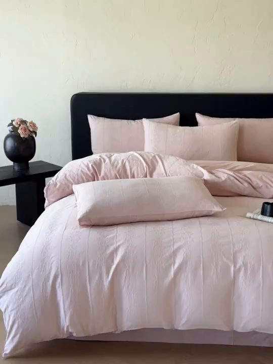 91家纺网 家纺一手货源 找家纺 优悦生活馆 2026新款60s全棉提花四件套 浪漫情缘-唯美粉