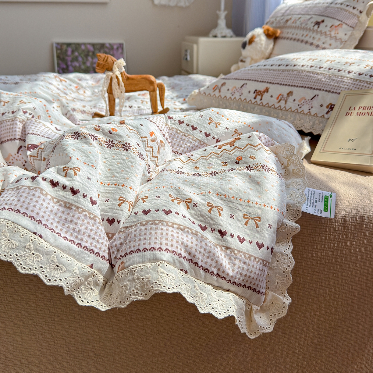 91家纺网 家纺一手货源 找家纺 弗苓家纺 2026新款高克重泡芙棉花边款夏被夏凉被空调被四件套小红书推荐-风格一 栗色木马纹