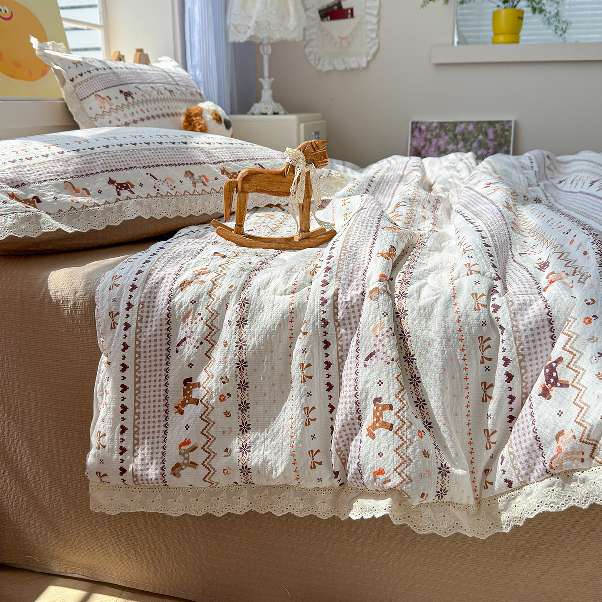 91家纺网 家纺一手货源 找家纺 弗苓家纺 2026新款高克重泡芙棉花边款夏被夏凉被空调被四件套小红书推荐-风格一 栗色木马纹