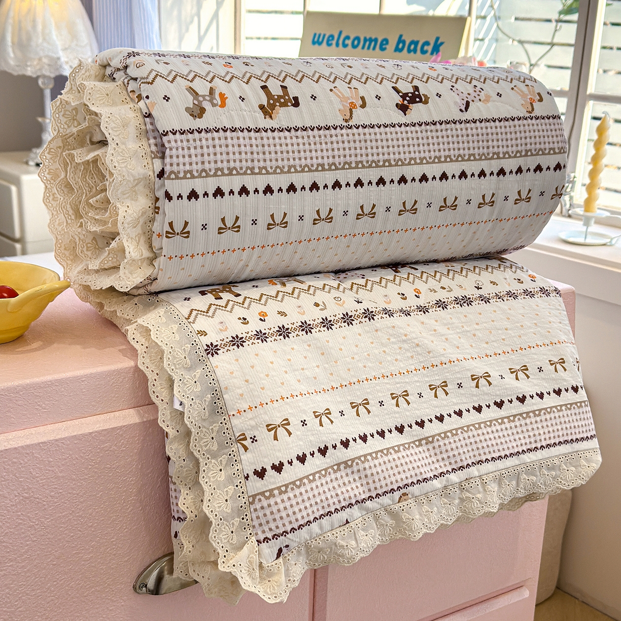 91家纺网 家纺一手货源 找家纺 弗苓家纺 2026新款高克重泡芙棉花边款夏被夏凉被空调被四件套小红书推荐-风格一 栗色木马纹