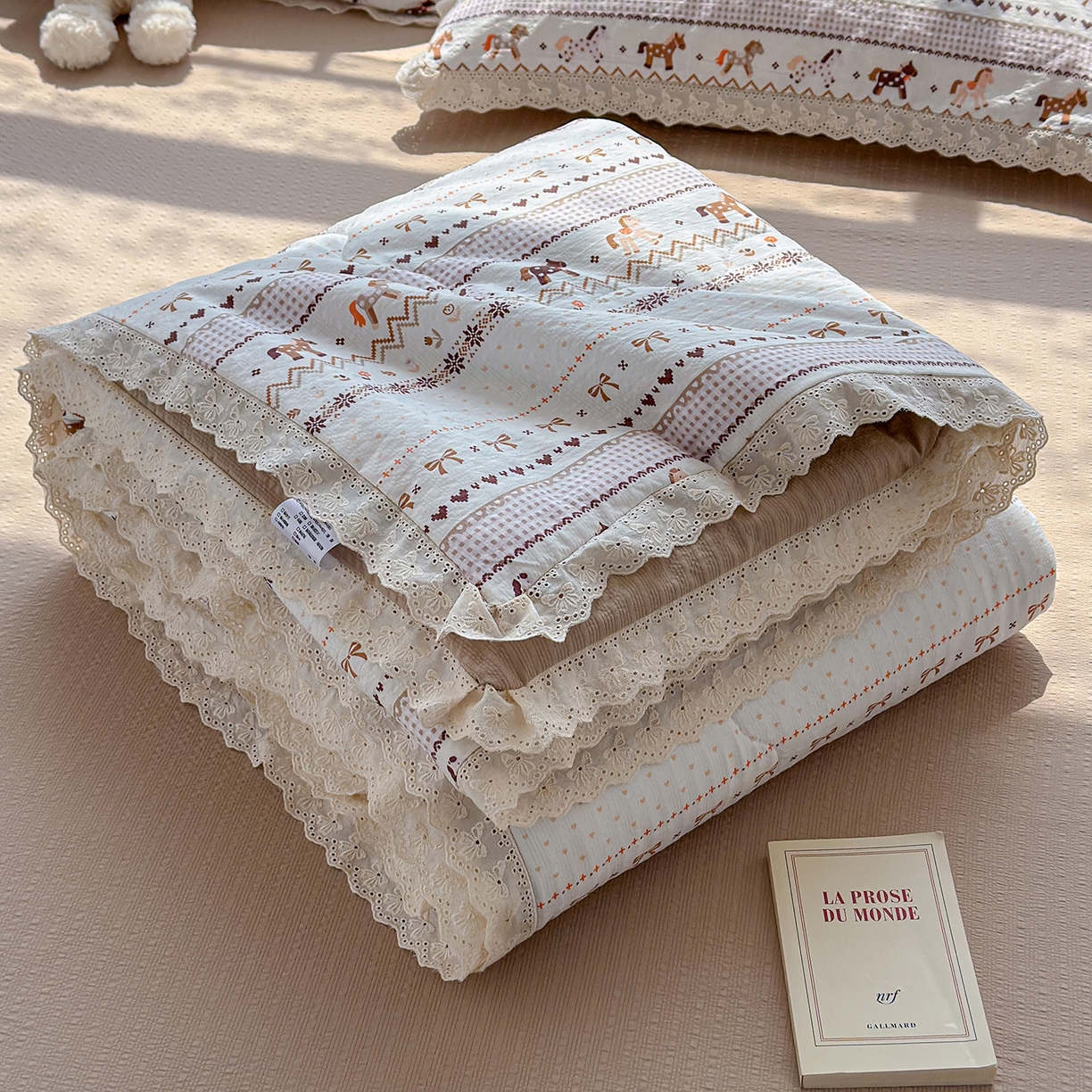 91家纺网 家纺一手货源 找家纺 弗苓家纺 2026新款高克重泡芙棉花边款夏被夏凉被空调被四件套小红书推荐-风格一 栗色木马纹