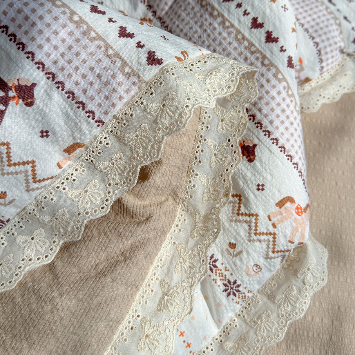 91家纺网 家纺一手货源 找家纺 弗苓家纺 2026新款高克重泡芙棉花边款夏被夏凉被空调被四件套小红书推荐-风格一 栗色木马纹