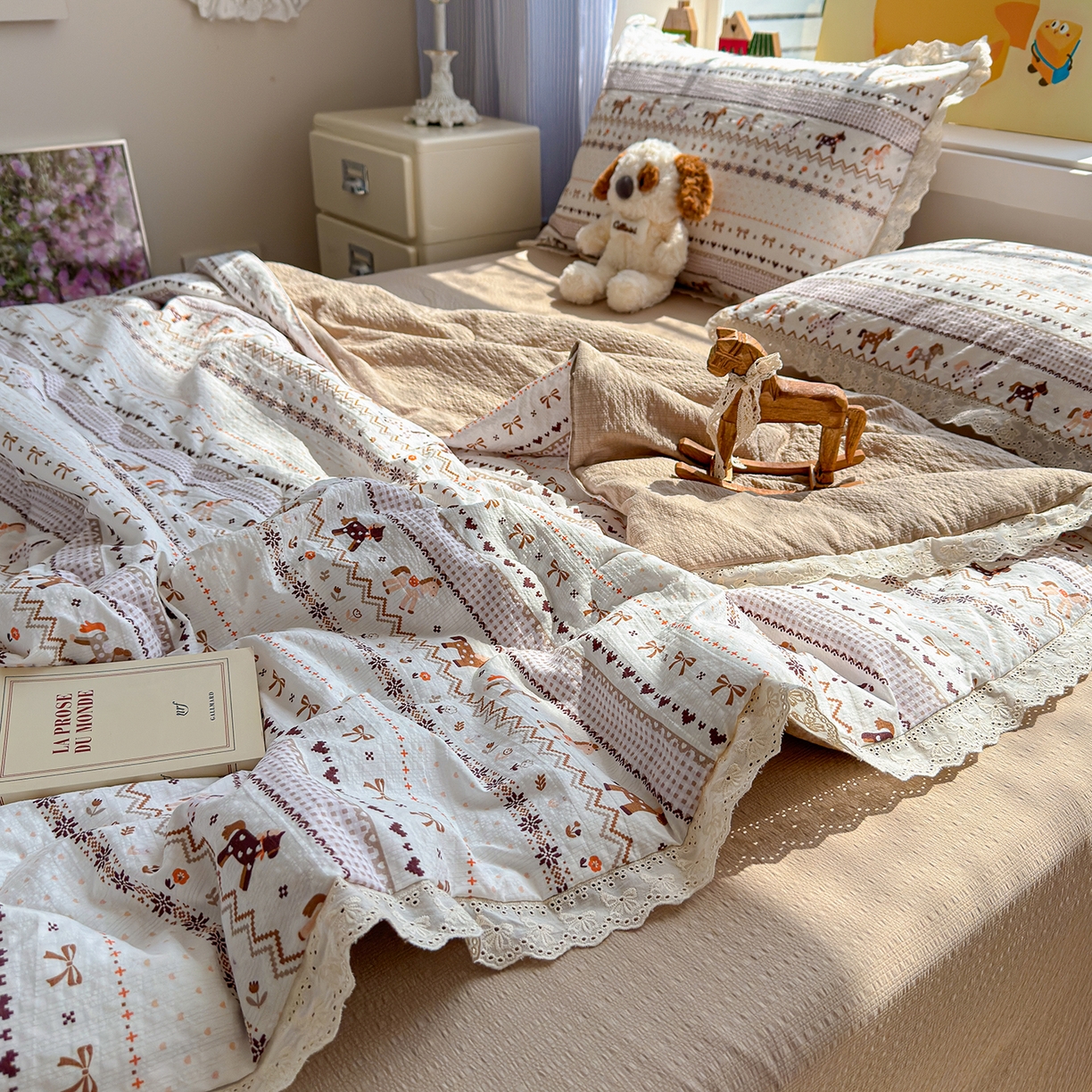 91家纺网 家纺一手货源 找家纺 弗苓家纺 2026新款高克重泡芙棉花边款夏被夏凉被空调被四件套小红书推荐-风格一 栗色木马纹