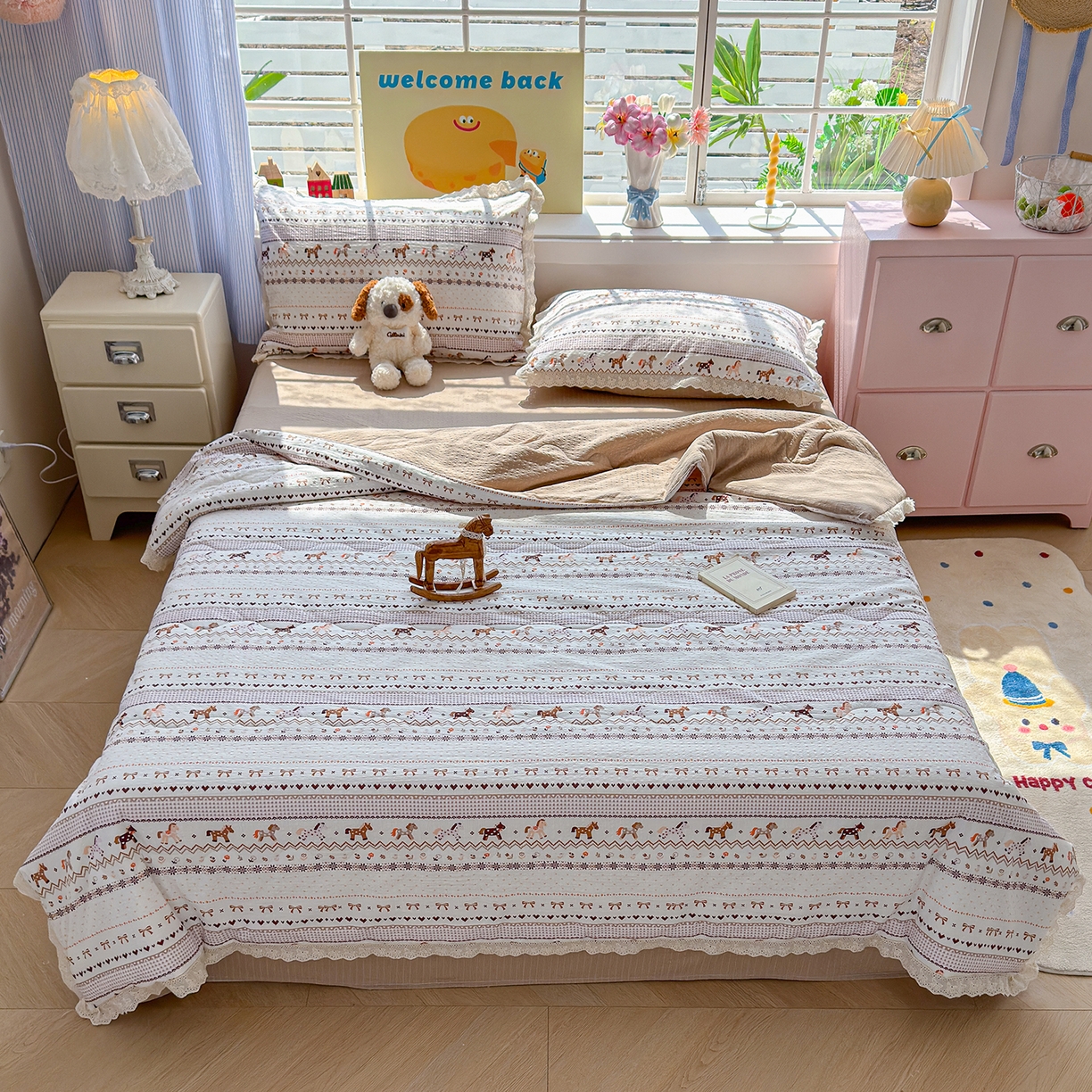 91家纺网 家纺一手货源 找家纺 弗苓家纺 2026新款高克重泡芙棉花边款夏被夏凉被空调被四件套小红书推荐-风格一 栗色木马纹