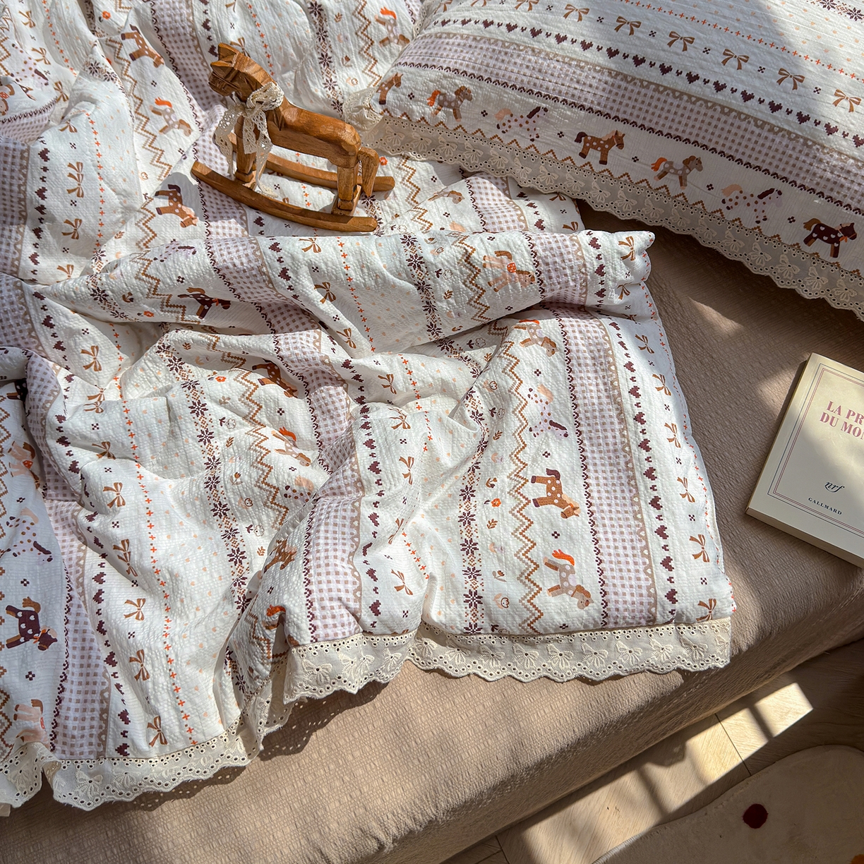 91家纺网 家纺一手货源 找家纺 弗苓家纺 2026新款高克重泡芙棉花边款夏被夏凉被空调被四件套小红书推荐-风格一 栗色木马纹