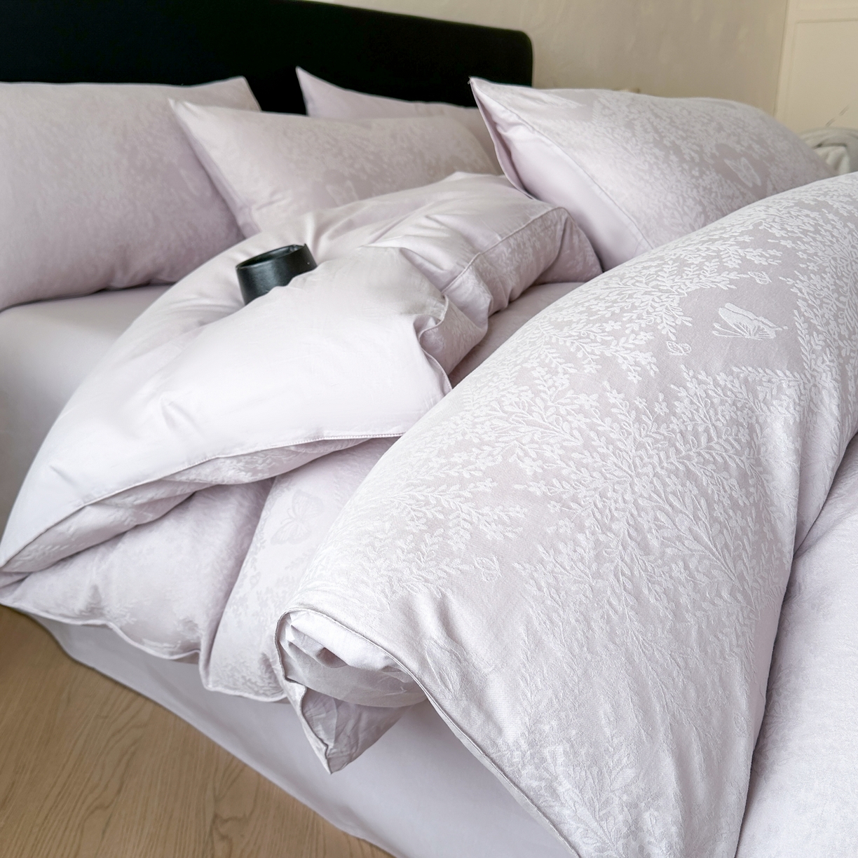 91家纺网 家纺一手货源 找家纺 优悦生活馆 2026新款60s全棉提花四件套 暖雾碟语-淡雅紫