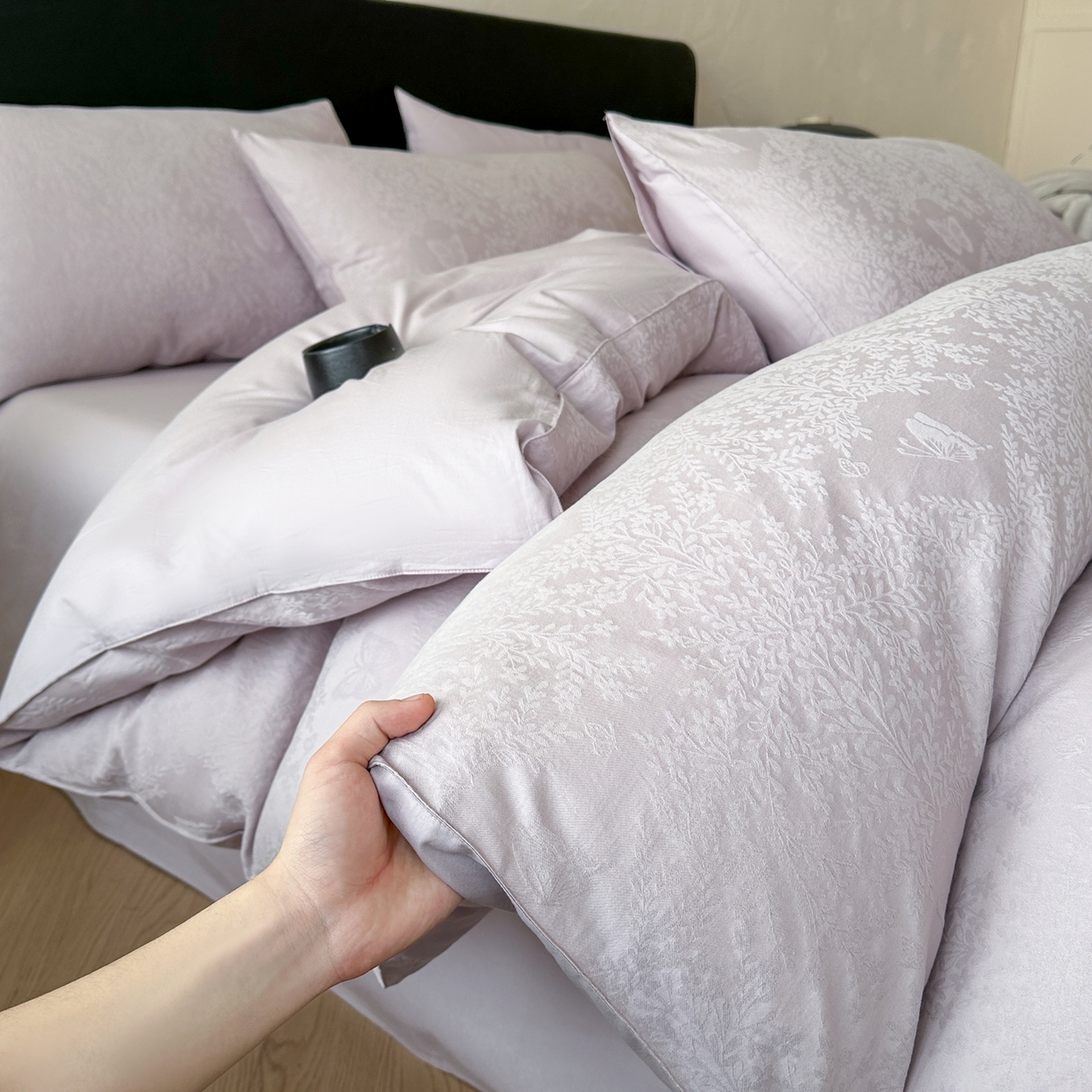 91家纺网 家纺一手货源 找家纺 优悦生活馆 2026新款60s全棉提花四件套 暖雾碟语-淡雅紫