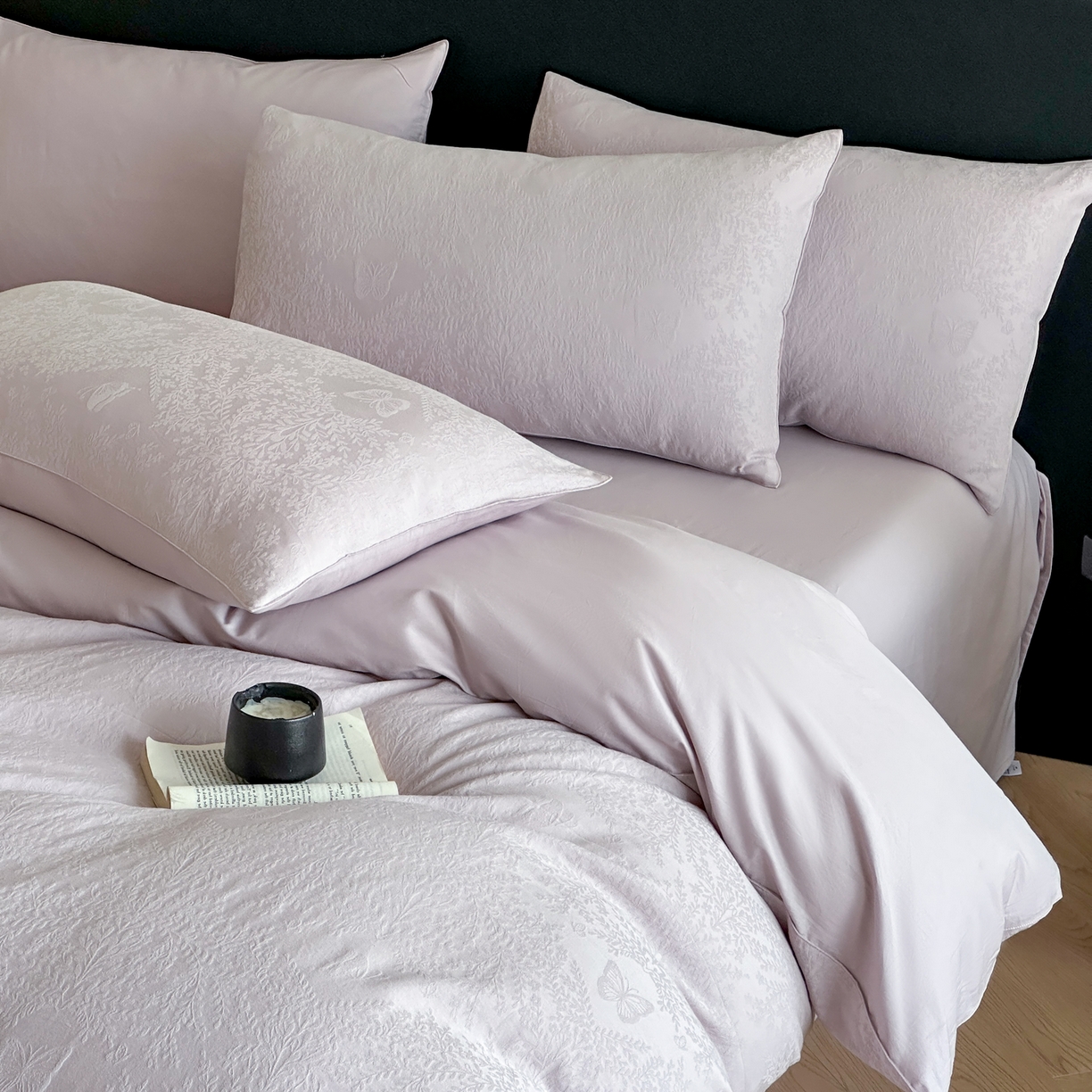 91家纺网 家纺一手货源 找家纺 优悦生活馆 2026新款60s全棉提花四件套 暖雾碟语-淡雅紫