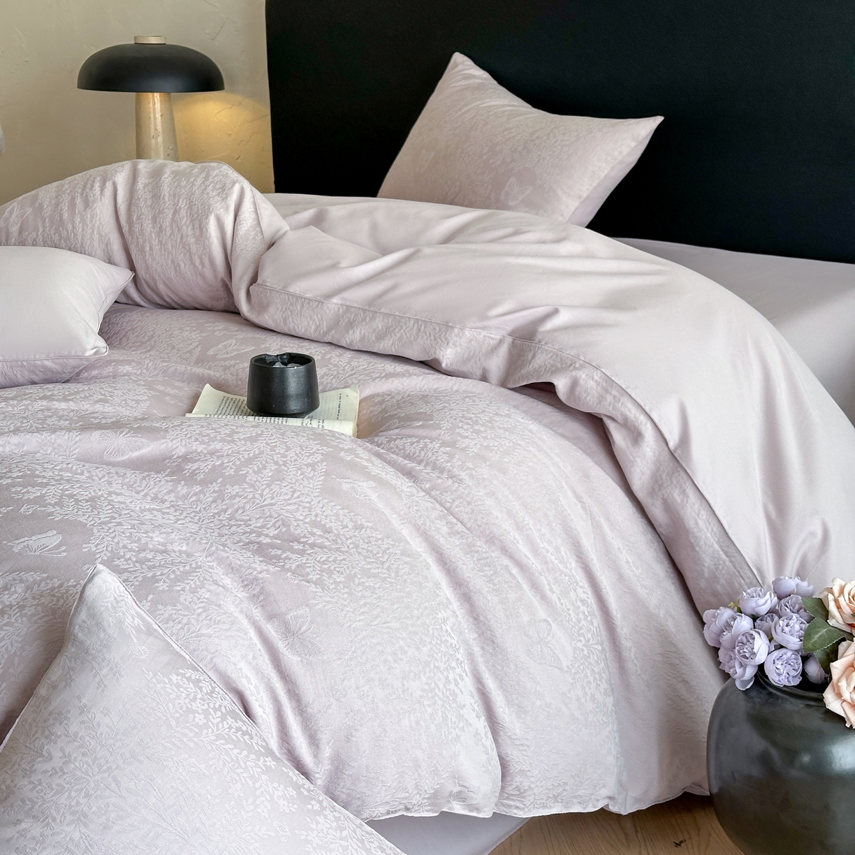 91家纺网 家纺一手货源 找家纺 优悦生活馆 2026新款60s全棉提花四件套 暖雾碟语-淡雅紫