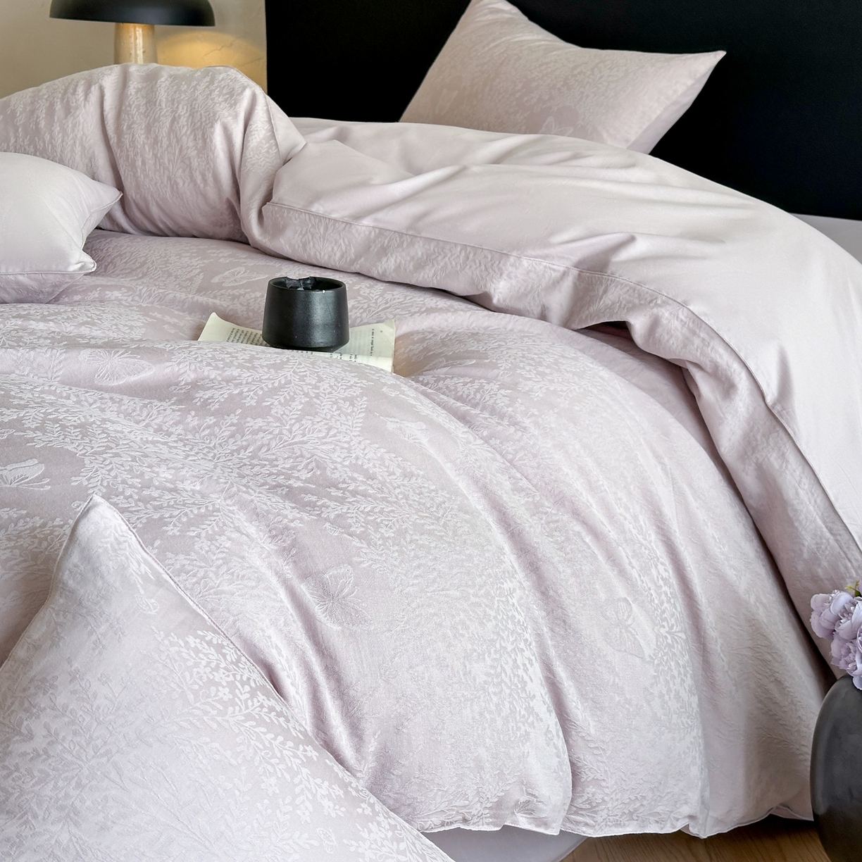 91家纺网 家纺一手货源 找家纺 优悦生活馆 2026新款60s全棉提花四件套 暖雾碟语-淡雅紫