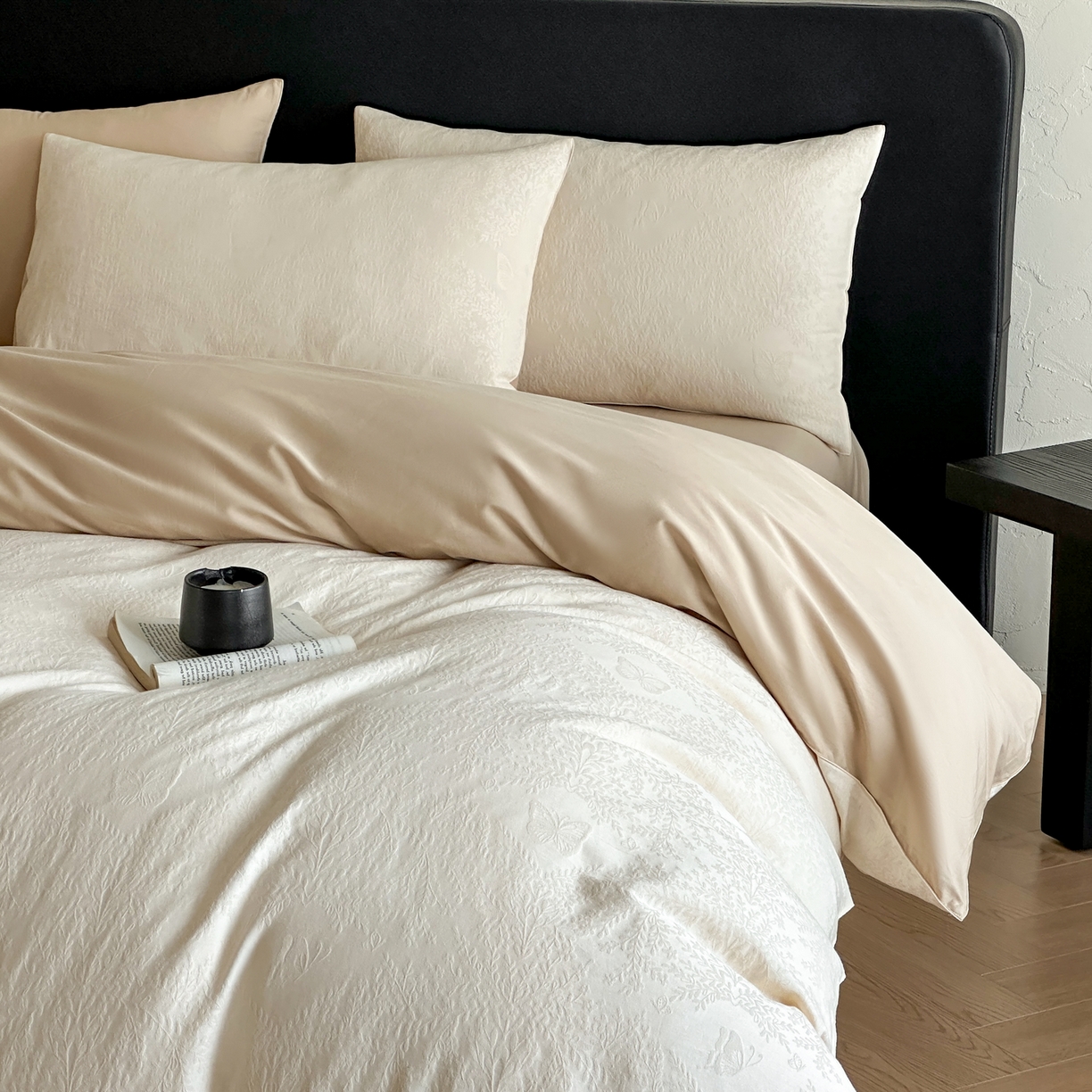 91家纺网 家纺一手货源 找家纺 优悦生活馆 2026新款60s全棉提花四件套 暖雾碟语-奶昔白