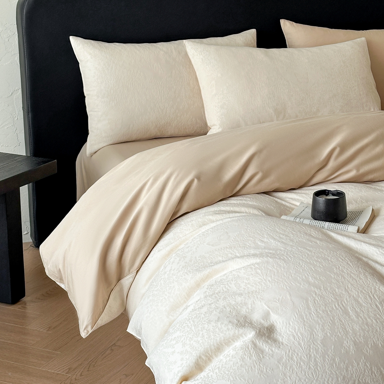 91家纺网 家纺一手货源 找家纺 优悦生活馆 2026新款60s全棉提花四件套 暖雾碟语-奶昔白