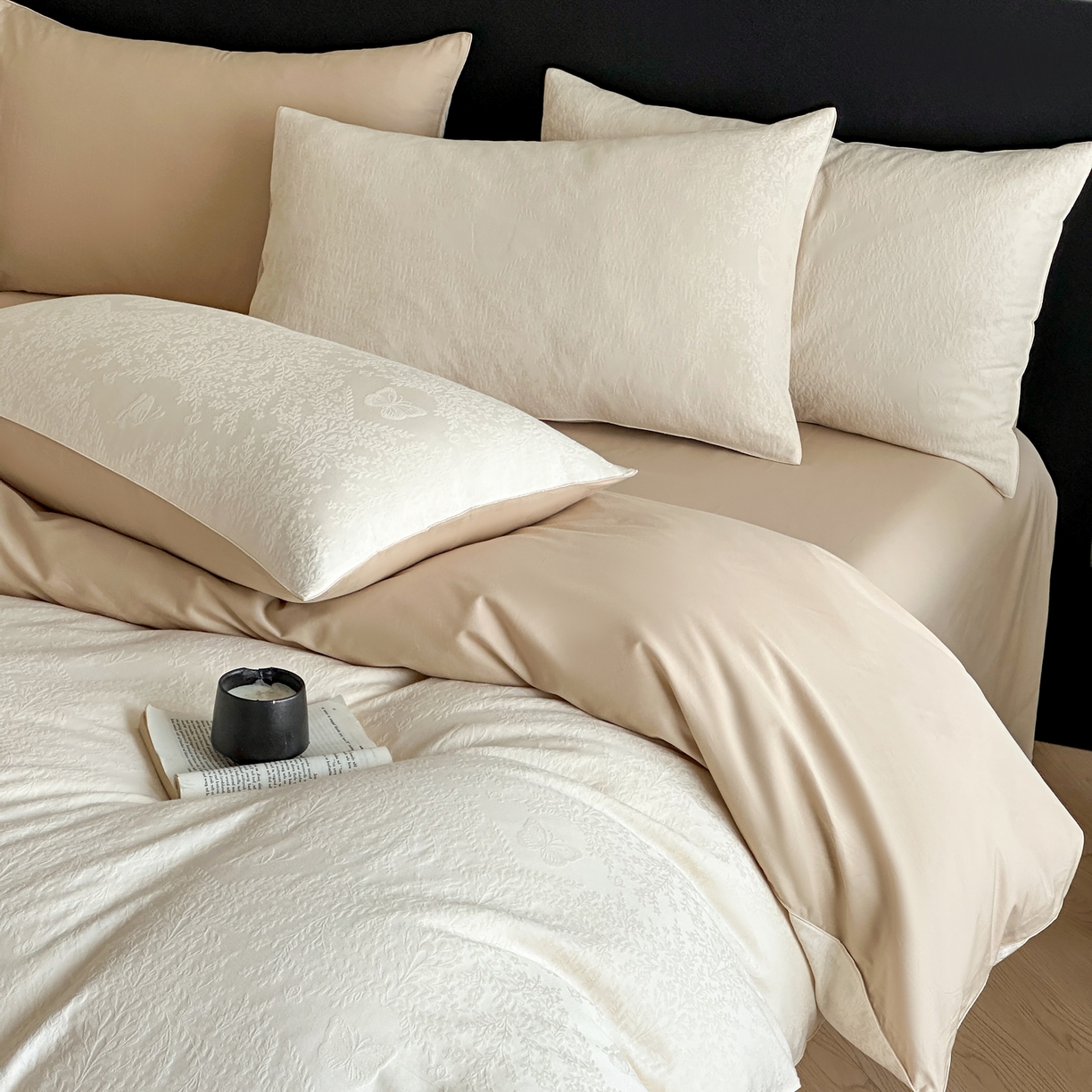 91家纺网 家纺一手货源 找家纺 优悦生活馆 2026新款60s全棉提花四件套 暖雾碟语-奶昔白