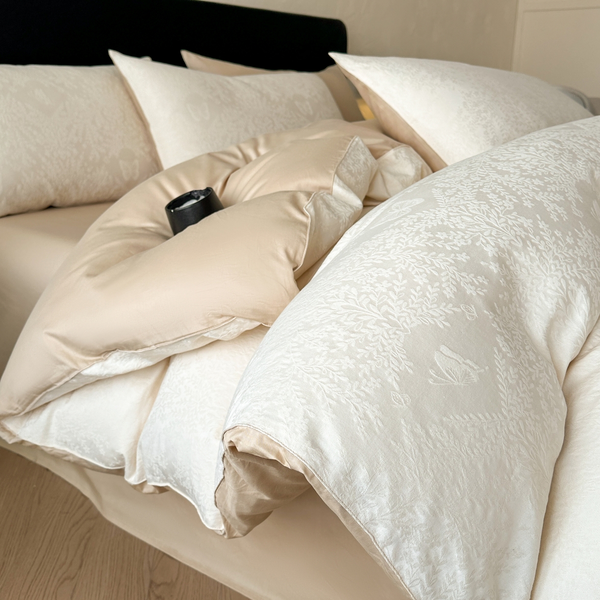 91家纺网 家纺一手货源 找家纺 优悦生活馆 2026新款60s全棉提花四件套 暖雾碟语-奶昔白