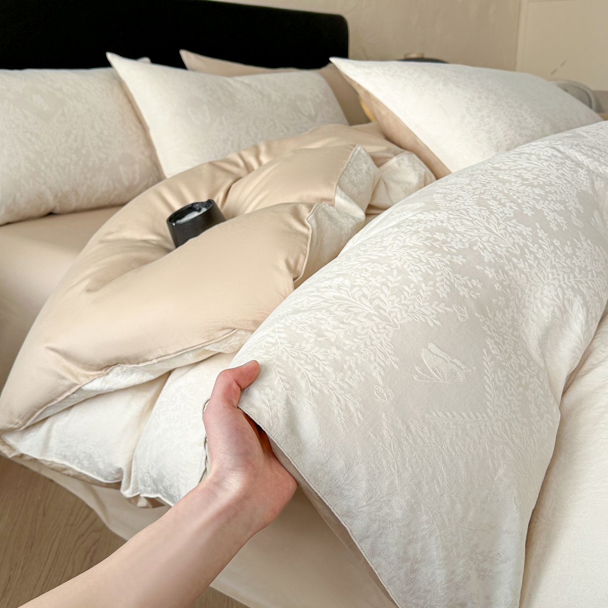 91家纺网 家纺一手货源 找家纺 优悦生活馆 2026新款60s全棉提花四件套 暖雾碟语-奶昔白